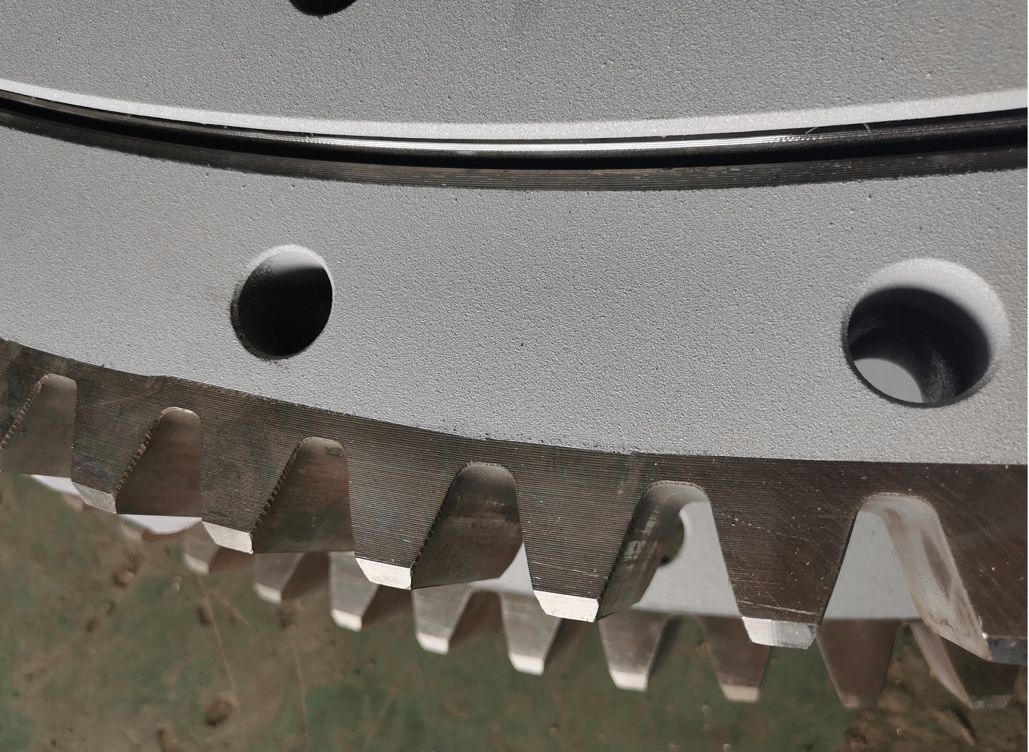 Опорно-поворотный круг с цинковой окраской